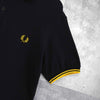 Fred Perry 徽标刺绣短袖 Polo 衫（黑色和黄色）