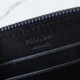 プラダ ナイロン ラウンドファスナー コインケース 三角プレート ラウンドジップ ブラック - NEWSED