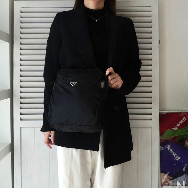 プラダ ナイロン ショルダーバッグ トライアングルロゴ ブラック - NEWSED