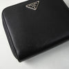 プラダ トライアングルロゴ サフィアーノレザー ラウンドジップ コンパクトウォレット 二つ折り財布 ブラック