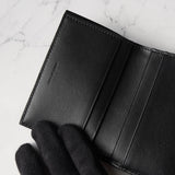 セリーヌ トリオンフ シャイニーカーフスキン コンパクトウォレット ブラック / ゴールド - NEWSED