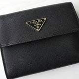 プラダ サフィアーノレザー トライアングルロゴ 三つ折り財布 ブラック 箱付き - NEWSED