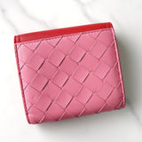 ボッテガ ヴェネタ イントレチャート レザー バイカラー 二つ折り財布 ピンク / レッド - NEWSED