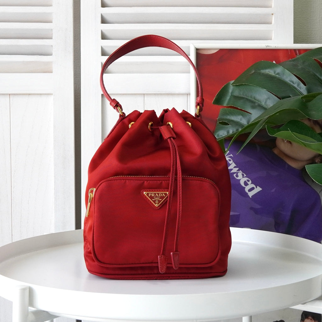 プラダ 現行モデル サフィアーノレザーハンドル 巾着バッグ ハンドバッグ トライアングルロゴ レッド