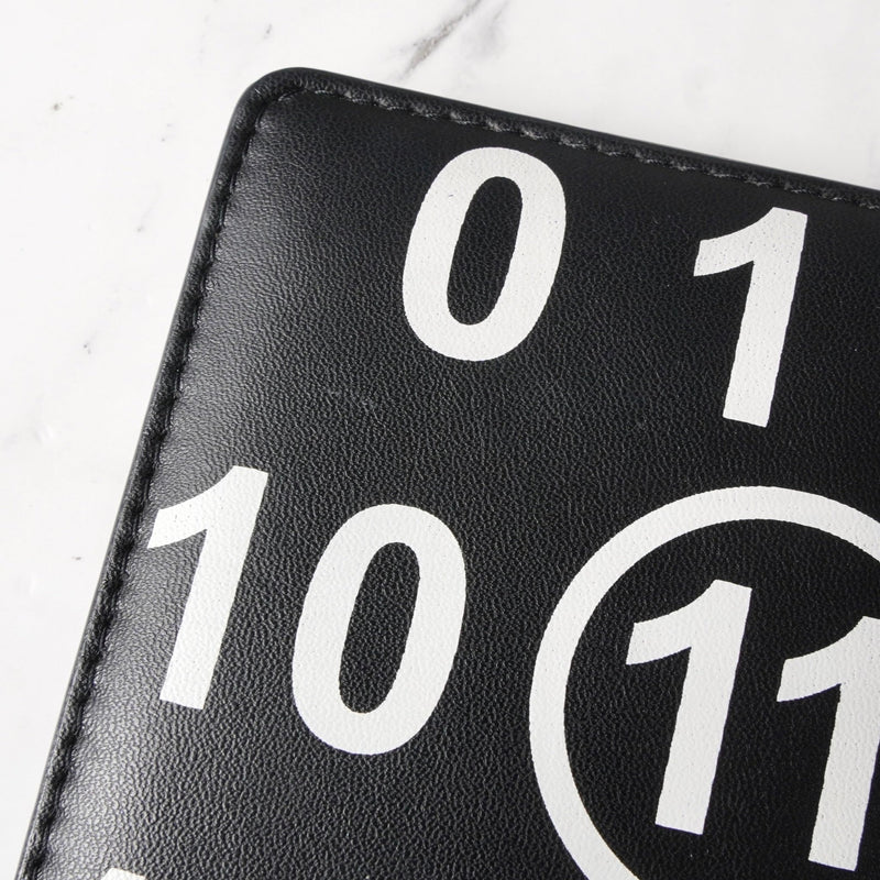 メゾン マルジェラ カレンダーロゴ レザー 二つ折り財布 コンパクトウォレット ブラック 箱付き - NEWSED