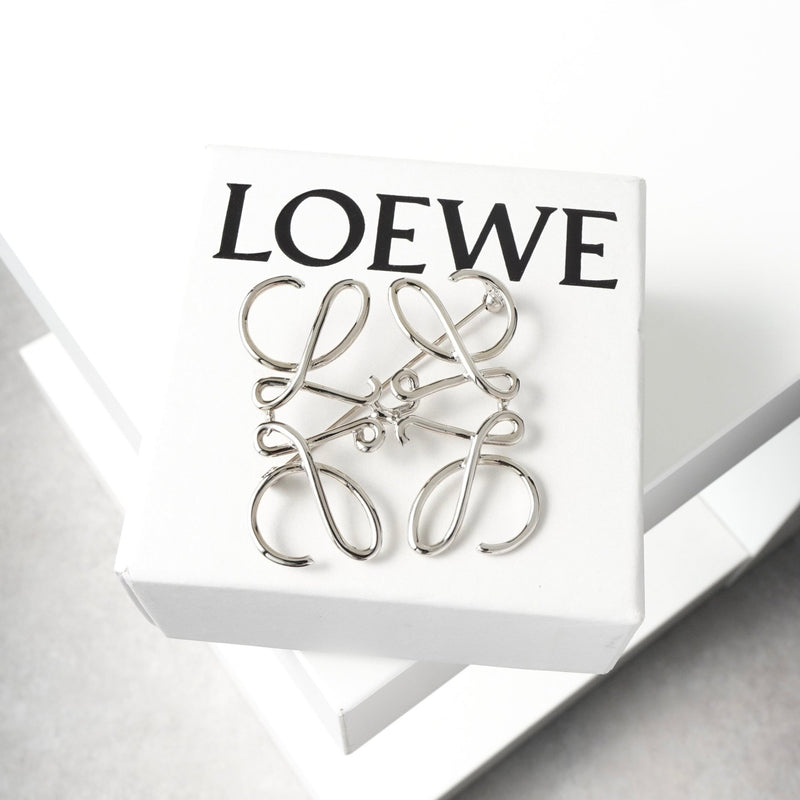 ロエベ アナグラム シルバー ブローチ 箱付き - NEWSED