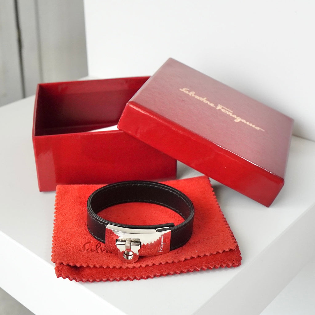 サルバトーレ フェラガモ ガンチーニ レザー ブレスレット シルバー / ブラック 箱付き