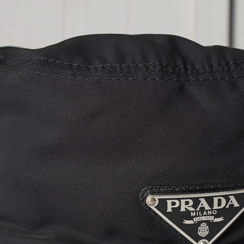 プラダ ポコノ テスート ナイロン バケットハット 帽子 三角プレート トライアングルロゴ ブラック - NEWSED