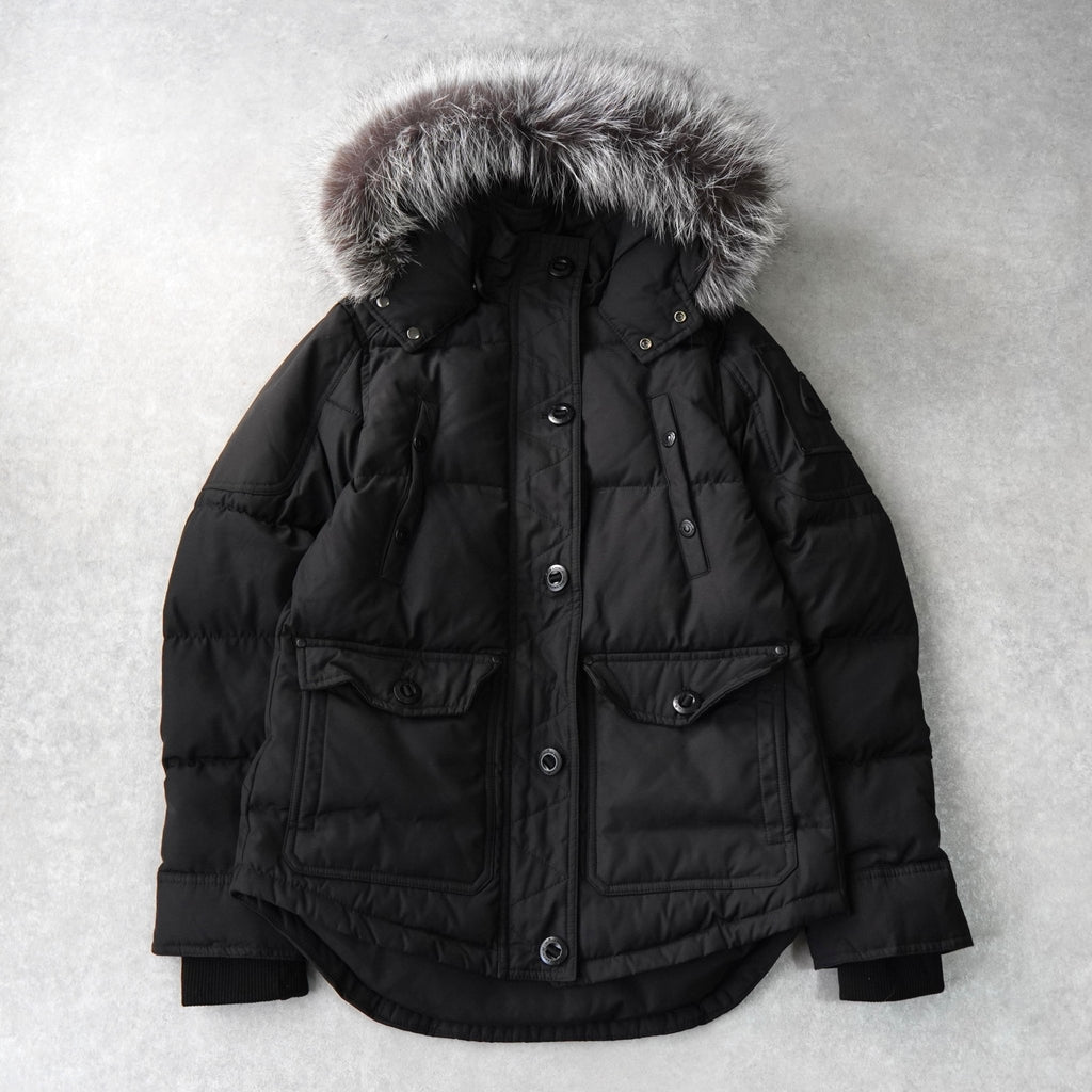 ムース ナックルズ ロゴ ファー ダウンジャケット ブラック | ブランド