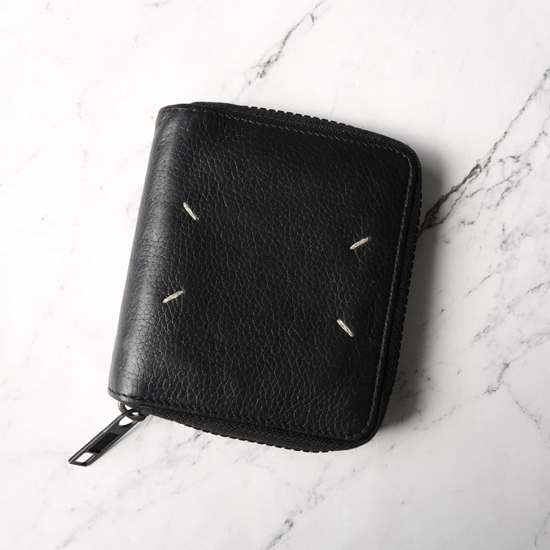 メゾン マルジェラ 四つタグ レザー ラウンドジップ コンパクトウォレット ブラック - NEWSED