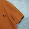Fred Perry 徽标刺绣短袖 Polo 衫（橙棕色）