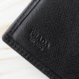 プラダ サフィアーノレザー トライアングルロゴ 三つ折り財布 ブラック 箱付き - NEWSED