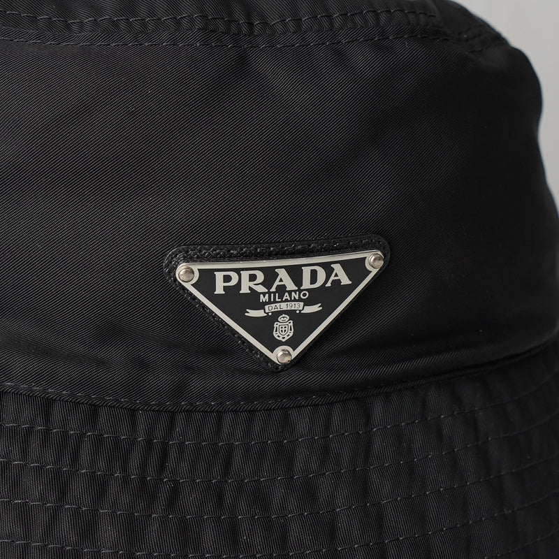 プラダ ポコノ テスート ナイロン バケットハット 帽子 三角プレート トライアングルロゴ ブラック - NEWSED
