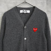 プレイ コムデギャルソン ハートロゴ カーディガン グレー