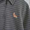 Maison Kitsune Fox 半拉链条纹全印花短袖 Polo 衫（灰色）