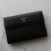 プラダ サフィアーノ レザー 三つ折り財布 三角プレート ブラック