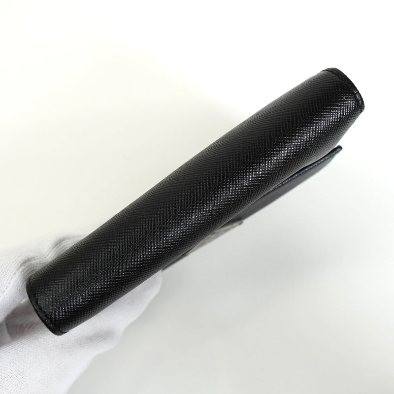 プラダ サフィアーノ レザー トライアングルロゴ 二つ折り財布 ブラック - NEWSED