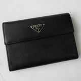 プラダ サフィアーノレザー トライアングルロゴ 三つ折り財布 ブラック - NEWSED