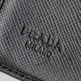 プラダ トライアングルロゴ サフィアーノ レザー 三つ折り財布 ブラック - NEWSED