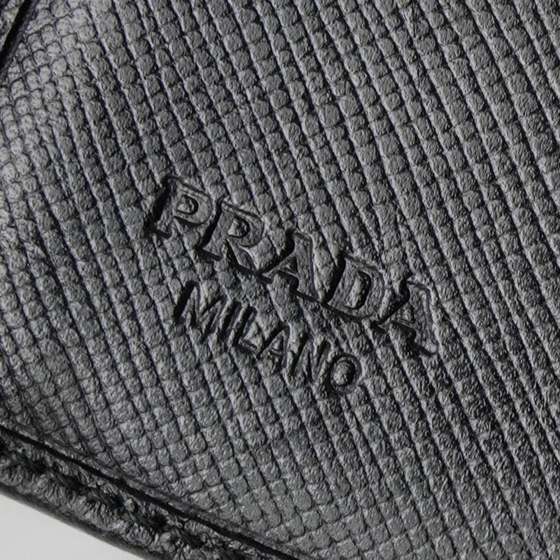 プラダ トライアングルロゴ サフィアーノ レザー 三つ折り財布 ブラック - NEWSED