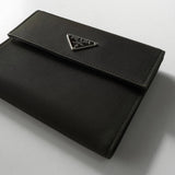 プラダ トライアングルロゴ ナイロン / サフィアーノレザー 三つ折り財布 カーキグレー - NEWSED
