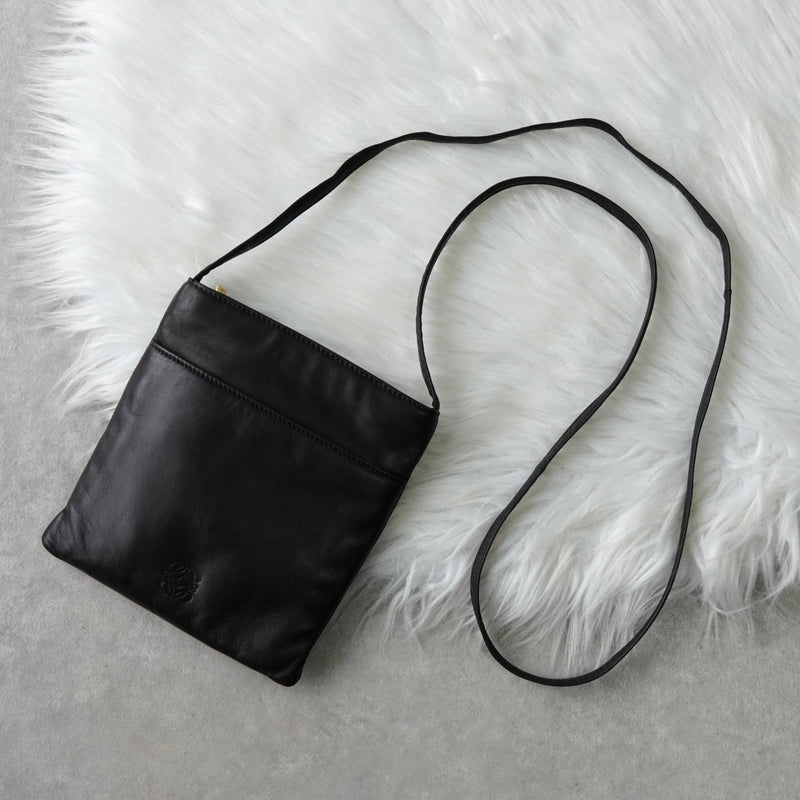 美品✨ロエベ ショルダーバッグ アナグラム ナッパレザー オールレザー 黒 美品✨LOEWE ロエベ ショルダーバッグ アナグラム 肩がけ ナッパ