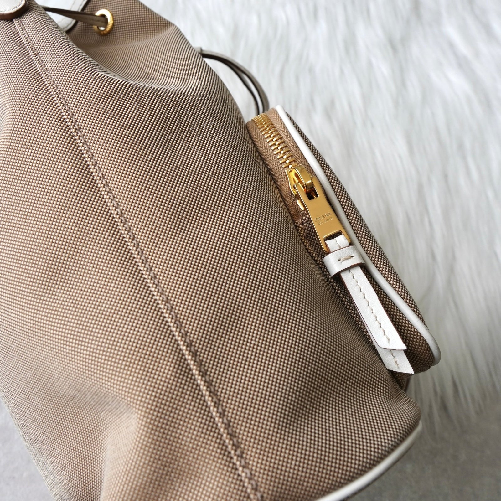 プラダ　PRADA ハンドバッグ　巾着型　ナイロン　カーキ　ベージュ プラダPRADA ハンドバッグ巾着型ナイロンカーキベージュ