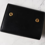 セリーヌ トリオンフ シャイニーカーフスキン コンパクトウォレット ブラック / ゴールド - NEWSED