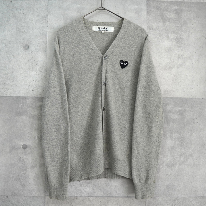 プレイ コム デ ギャルソン ハートロゴ カーディガン グレー - NEWSED