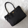 Prada 尼龙和 Saffiano 皮革托特包，带黑色和金色三角形徽标