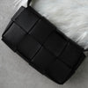 Bottega Veneta Maxine Treciato 卡式包，皮革单肩包/腰包，黑色