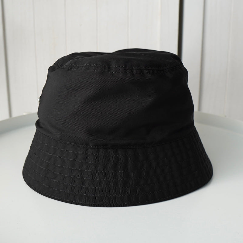 プラダ ポコノ テスート ナイロン バケットハット 帽子 三角プレート トライアングルロゴ ブラック - NEWSED