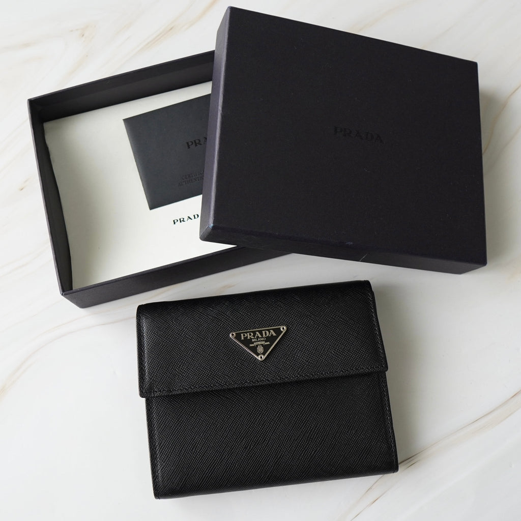 プラダ サフィアーノレザー トライアングルロゴ 三つ折り財布 ブラック 箱付き