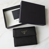 プラダ サフィアーノレザー トライアングルロゴ 三つ折り財布 ブラック 箱付き - NEWSED