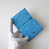 ボッテガ・ヴェネタ イントレチャート レザー 三つ折り財布 ライトブルー 箱付き - NEWSED