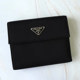 プラダ トライアングルロゴ ナイロン 三つ折り財布 ブラック 箱付き - NEWSED