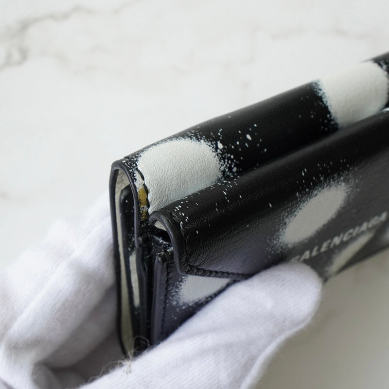 バレンシアガ ペーパーミニ レザー 三つ折り財布 コンパクトウォレット ブラック - NEWSED