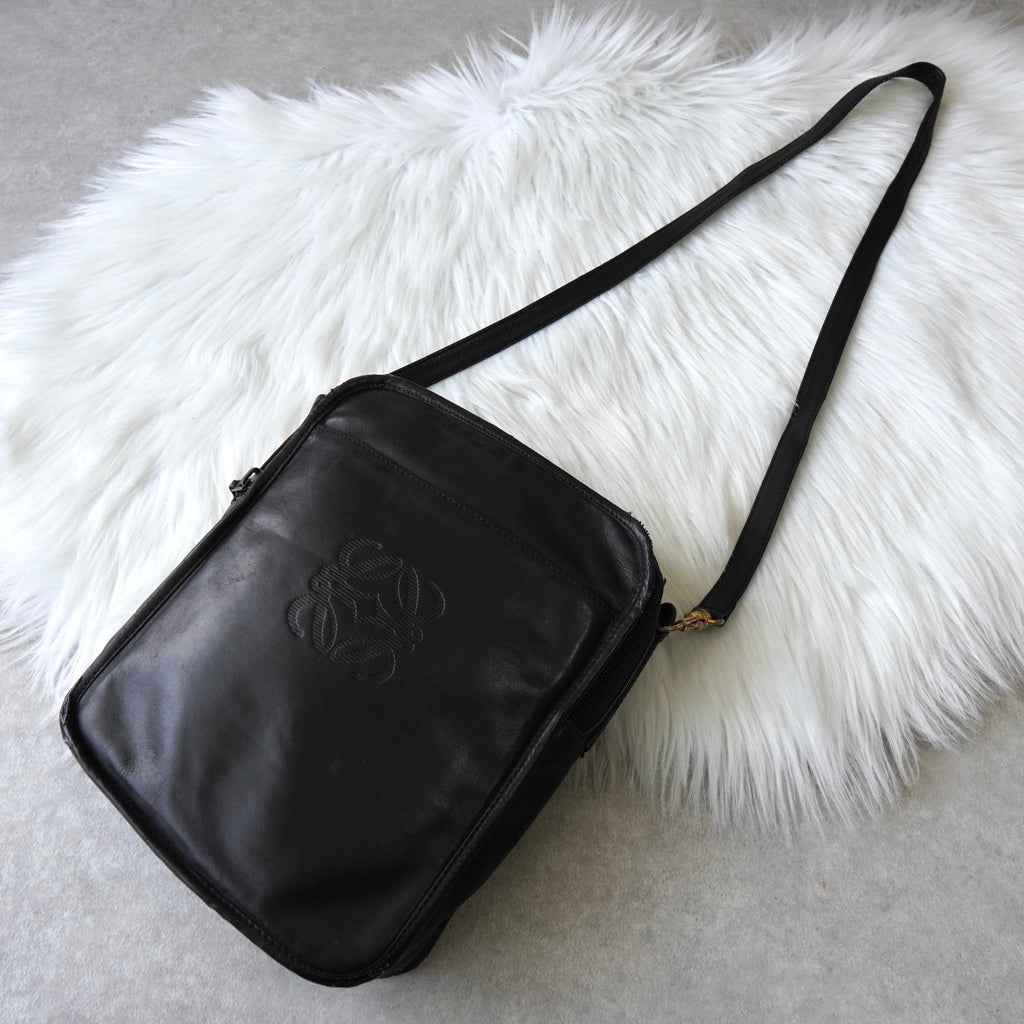 ロエベ アナグラム レザー ショルダーバッグ ポシェット ブラック