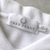 Fred Perry 徽标刺绣短袖 Polo 衫，白色、红色和海军蓝