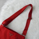 プラダ ポコノ テスート ナイロン トライアングルロゴ ショルダーバッグ レッド - NEWSED