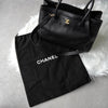 Chanel 旋锁鱼子酱皮革行政托特包（黑色）