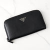 プラダ サフィアーノ レザー 三角プレート ラウンドジップ 長財布 ブラック