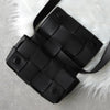 Bottega Veneta Maxine Treciato 卡式包，皮革单肩包/腰包，黑色
