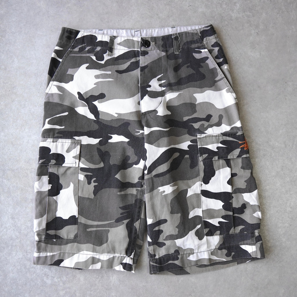 Stüssy 灰色迷彩短裤