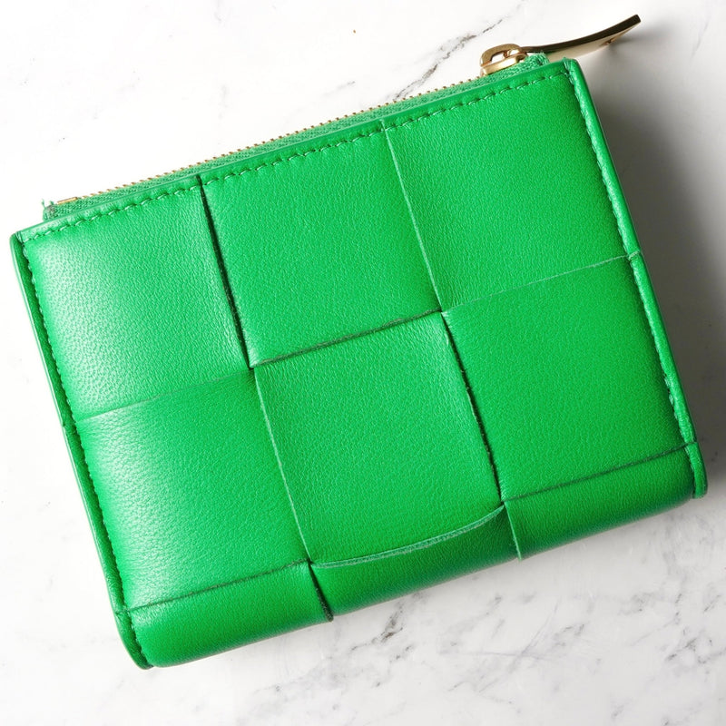 ボッテガ ヴェネタ イントレチャート マキシイントレチャート カセット 二つ折り財布 コンパクトウォレット グリーン 箱付き - NEWSED