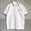 Fred Perry 徽标刺绣短袖 Polo 衫，白色、红色和海军蓝