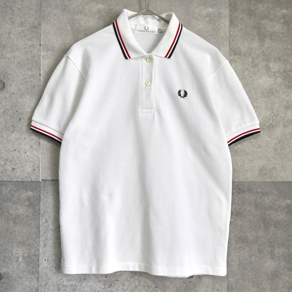 Fred Perry 徽标刺绣短袖 Polo 衫，白色、红色和海军蓝