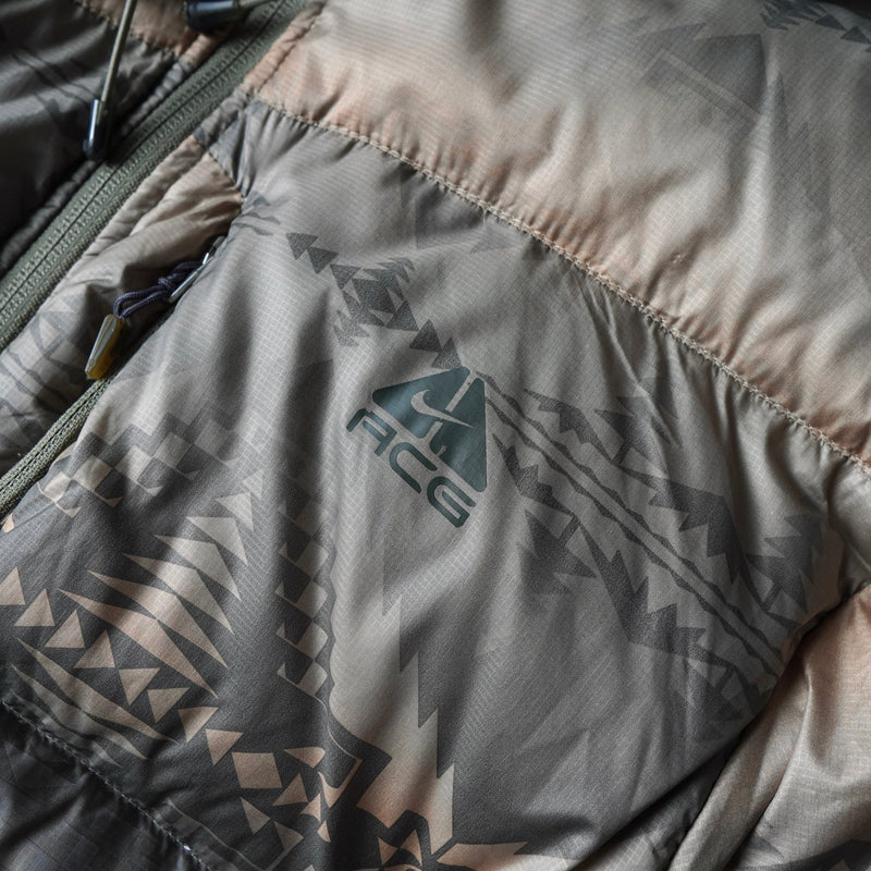 ナイキ エーシージー カモ柄 リアルツリー フーデッド ダウンジャケット カーキ - NEWSED