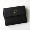 プラダ サフィアーノレザー トライアングルロゴ 三つ折り財布 ブラック 箱付き