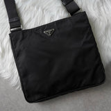 プラダ テスートナイロン / サフィアーノレザー 三角プレート ショルダーバッグ ブラック - NEWSED